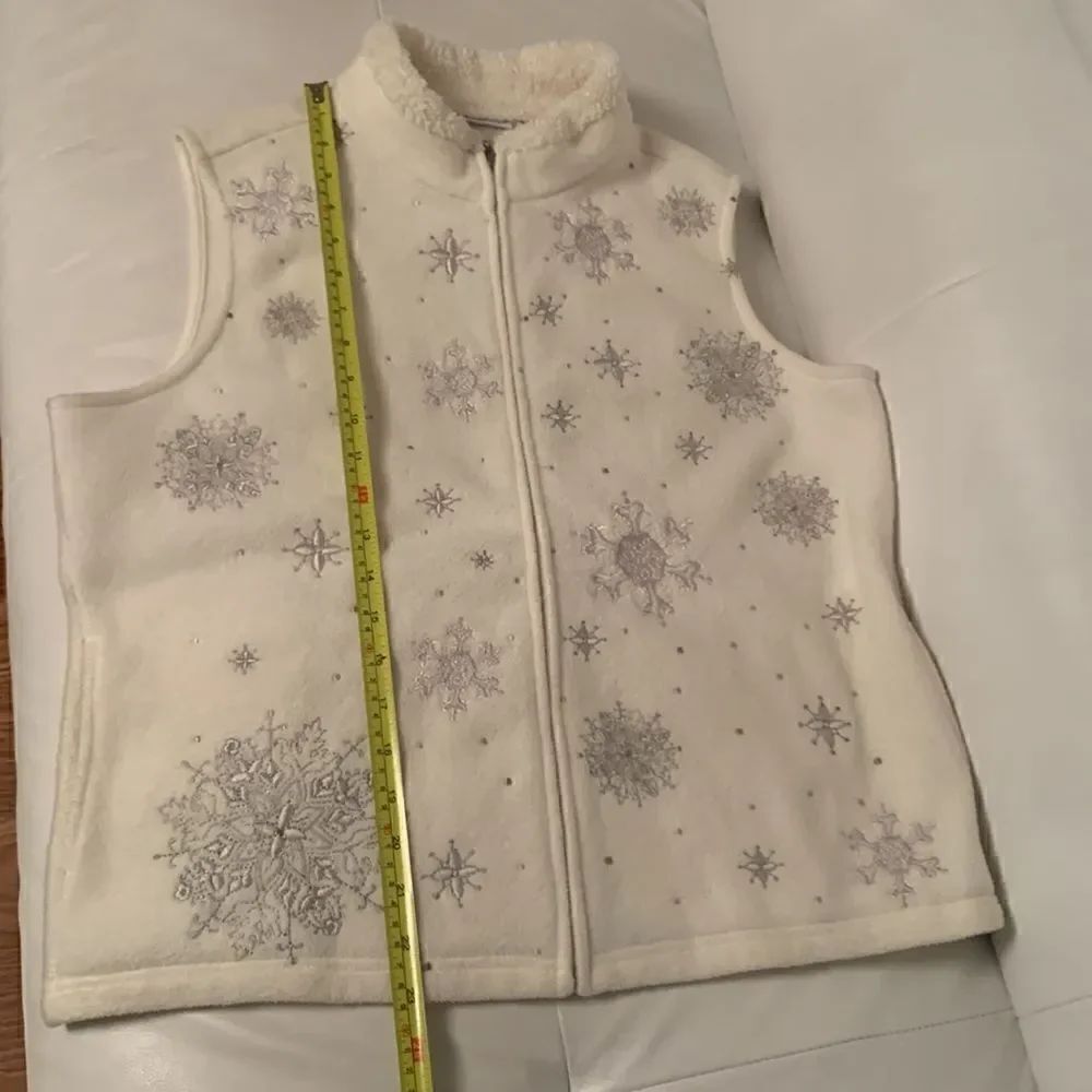 Croft & Barrow Fleece Embroidered Snowflake Vest Size LP - Picture 4 of 10